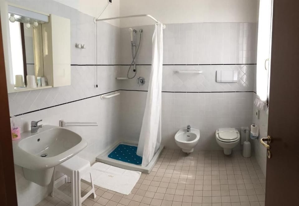Superior Double or Twin Room | Bathroom | Shower, free toiletries, hair dryer, bidet