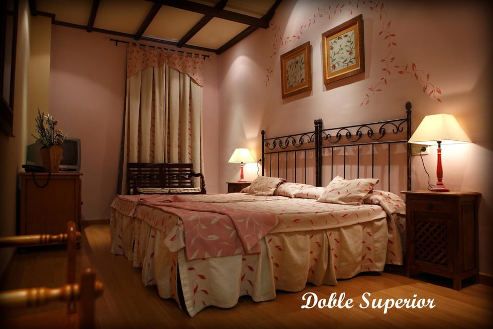 Superior Twin Room | Desk, cribs/infant beds, bed sheets