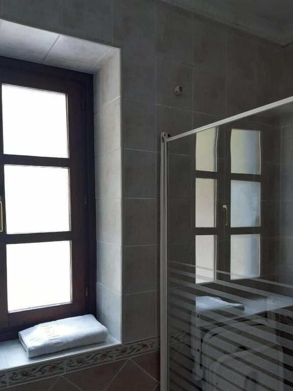 Double Room, 2 Twin Beds | Bathroom | Shower, hair dryer, towels