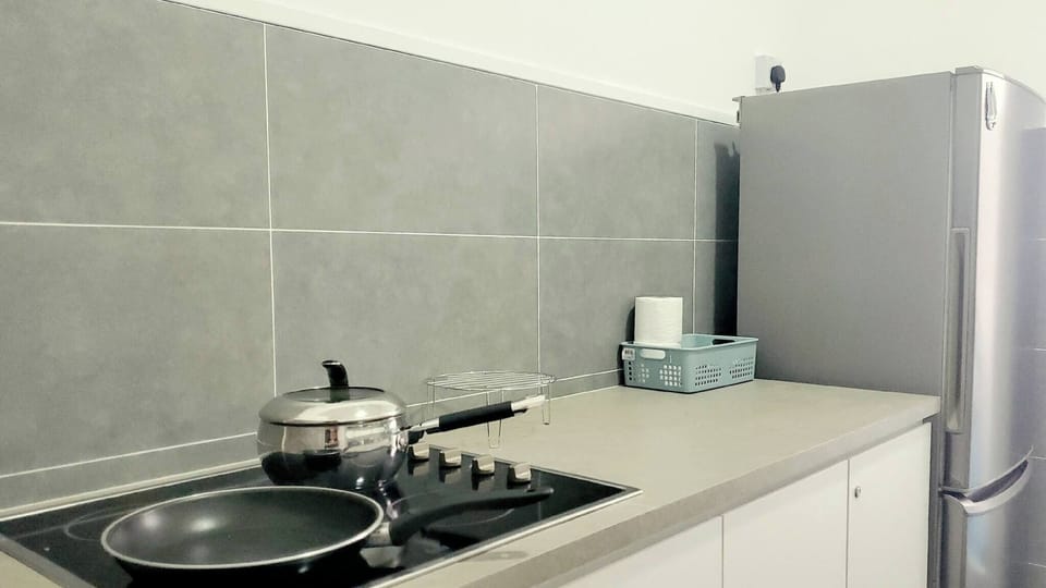 Condo, 3 Bedrooms, Balcony, City View | Interior