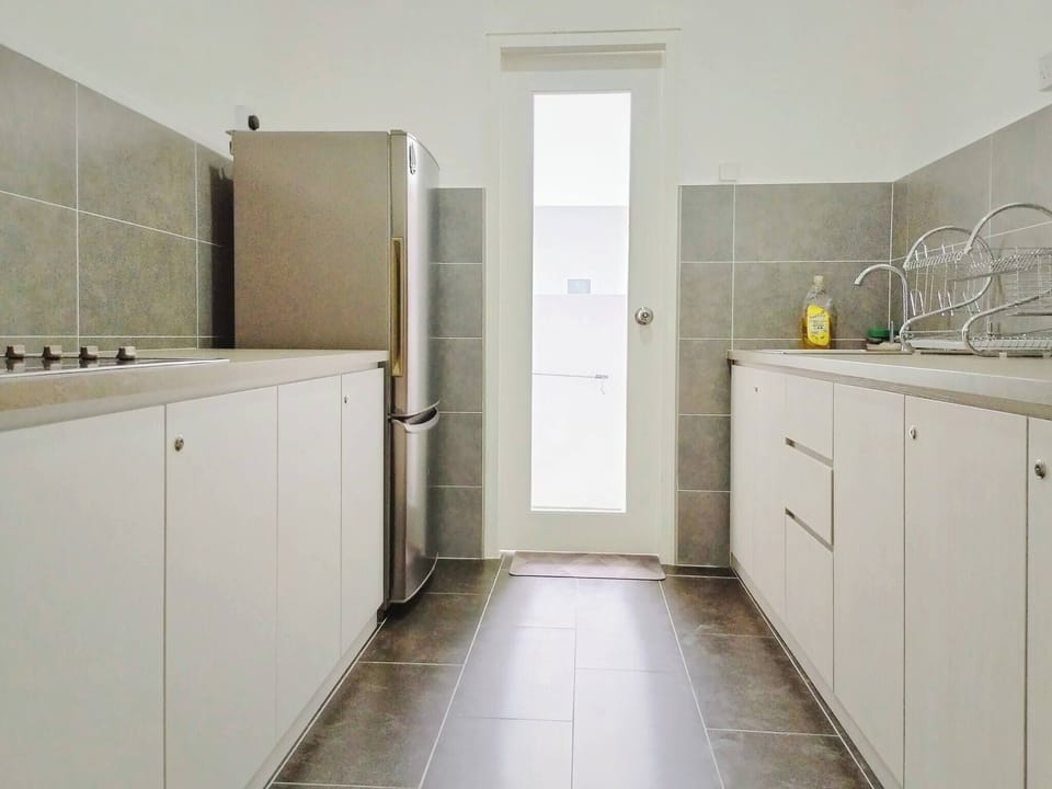 Condo, 3 Bedrooms, Balcony, City View | Interior