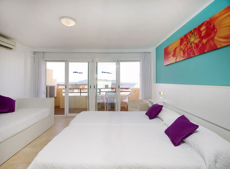 Triple Room | Minibar, desk, laptop workspace, WiFi (free)
