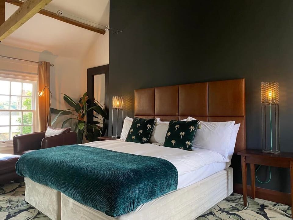 Townhouse apartment One Bedroom | Hypo-allergenic bedding, in-room safe, desk, iron/ironing board