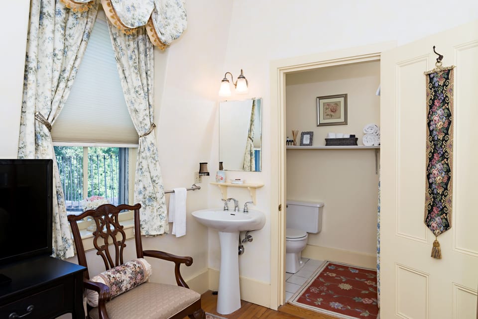 Individually decorated, iron/ironing board, free WiFi, bed sheets