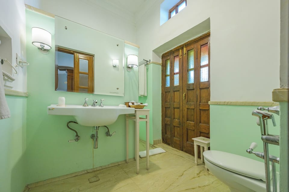 Heritage Old World | Bathroom | Shower, rainfall showerhead, free toiletries, towels