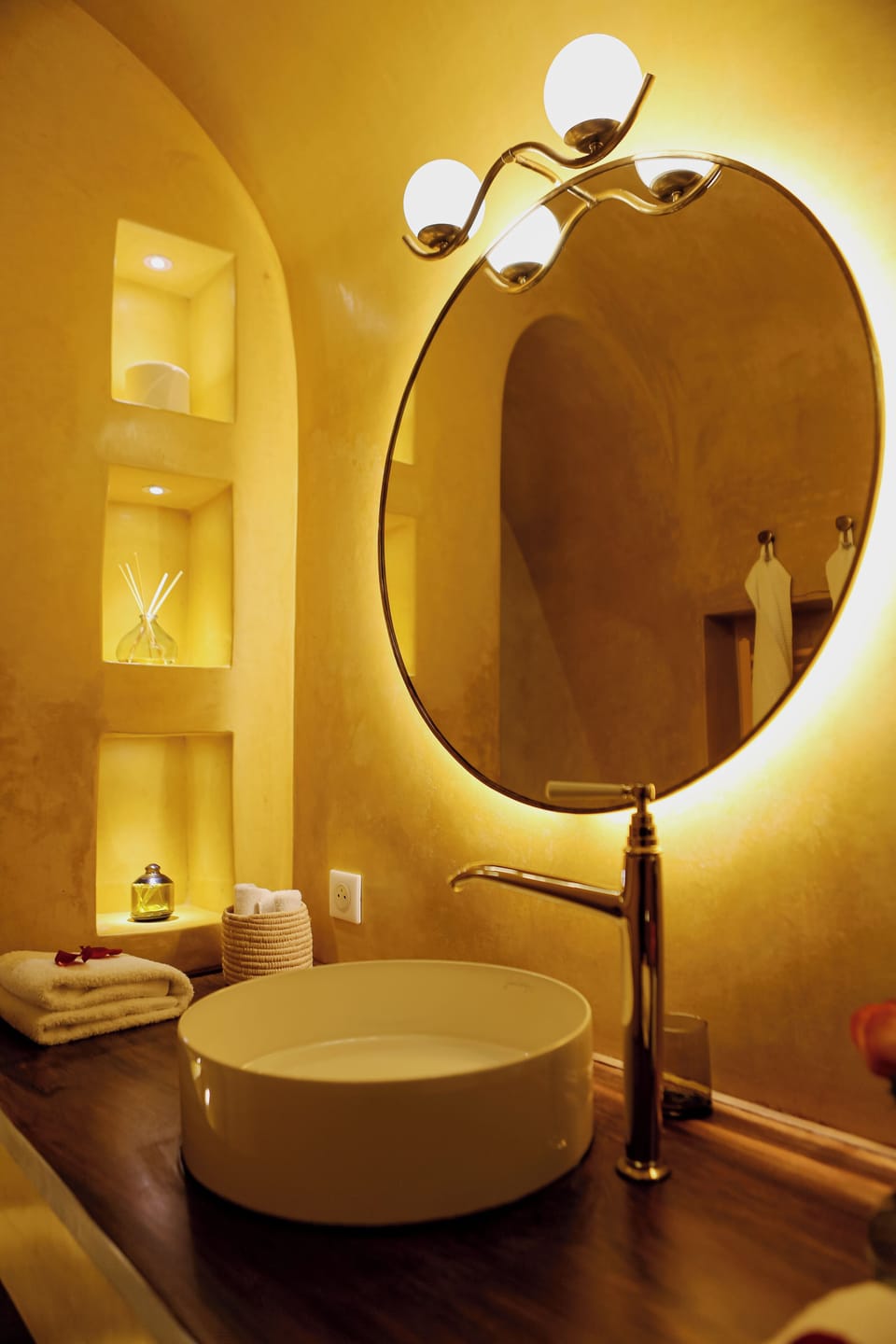 Luxury Suite | Bathroom | Hair dryer, slippers, towels, soap