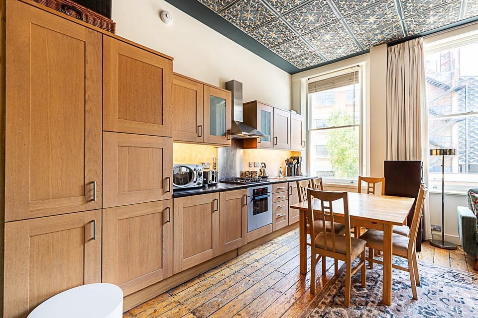 Apartment (Stylish West Kensington Flat with Cha) | Private kitchen | Cookware/dishes/utensils