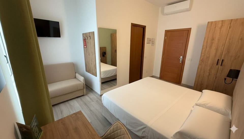 Triple Room (Hotel) | In-room safe, desk, WiFi (free)