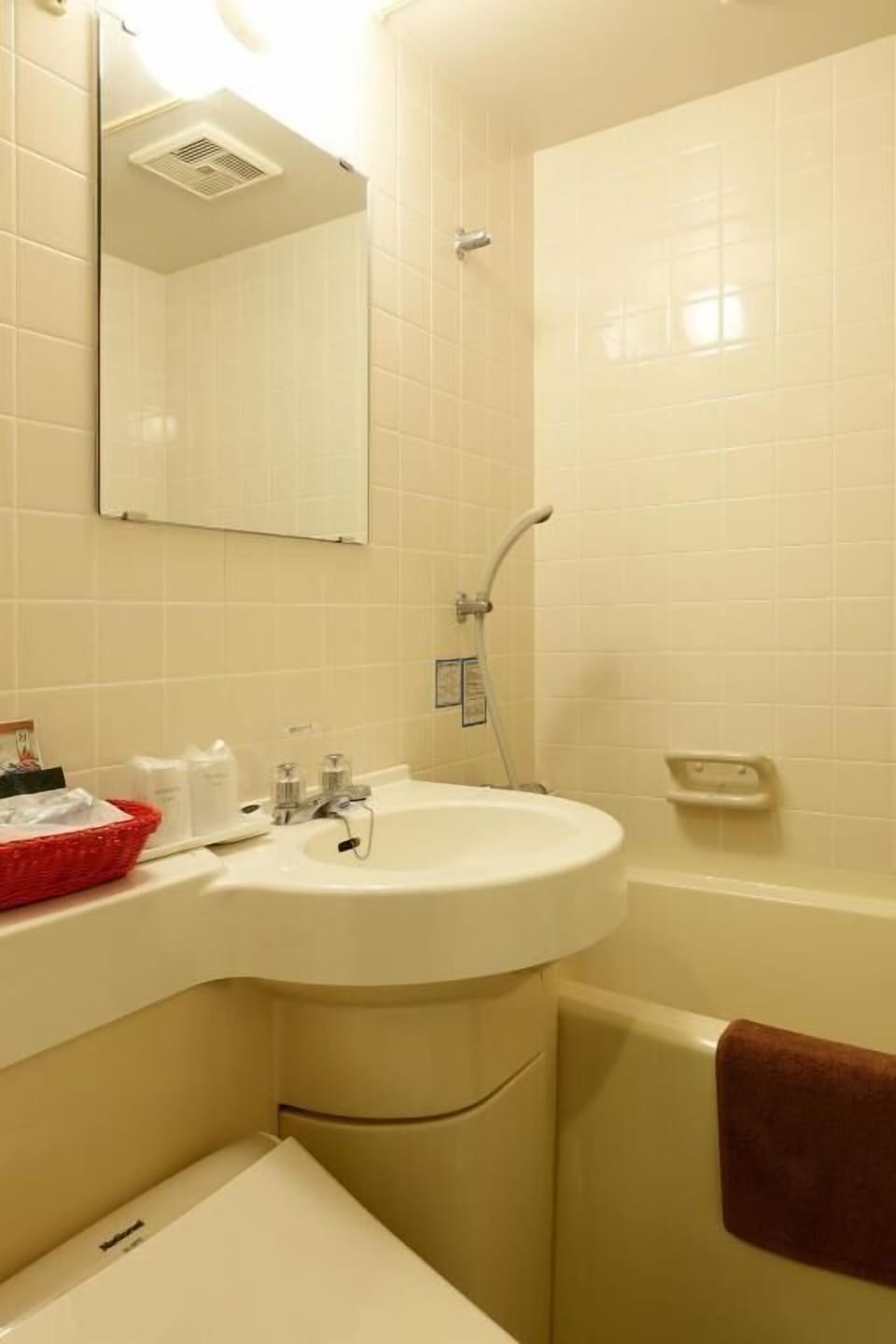 Combined shower/tub, free toiletries, hair dryer, bathrobes