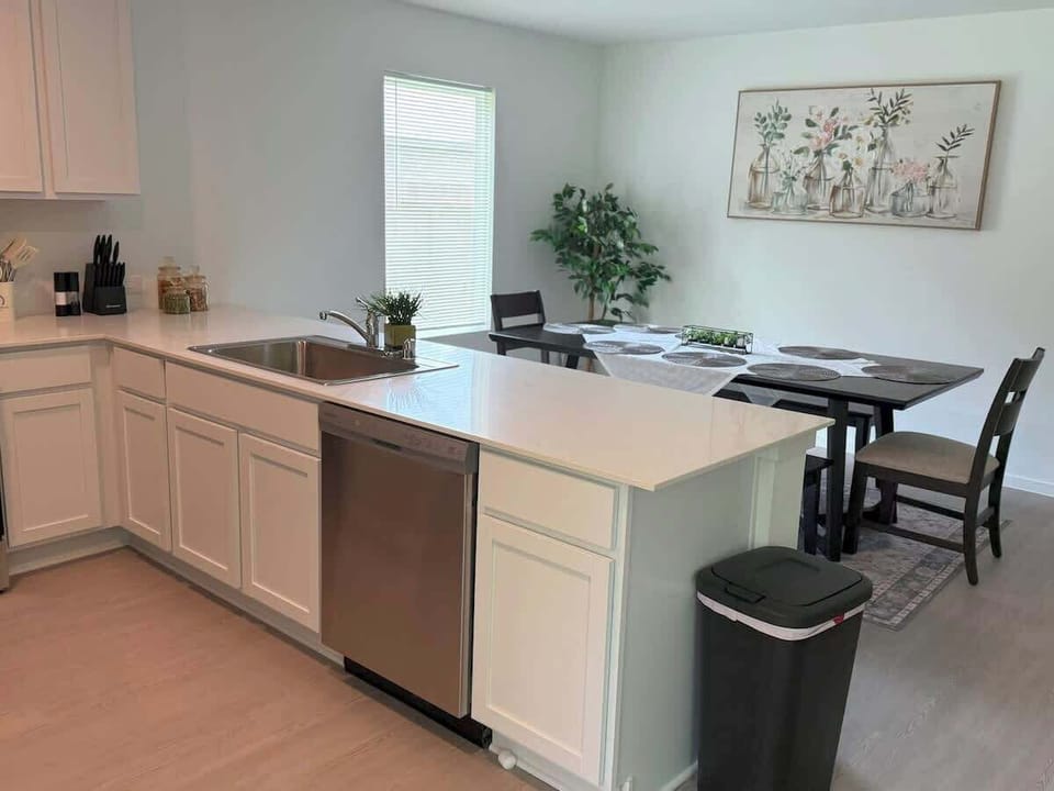 House (4 Bedrooms) | Private kitchen | Coffee/tea maker, fridge, microwave, oven