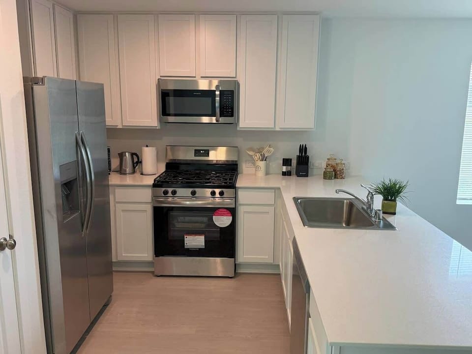 House (4 Bedrooms) | Private kitchen | Coffee/tea maker, fridge, microwave, oven