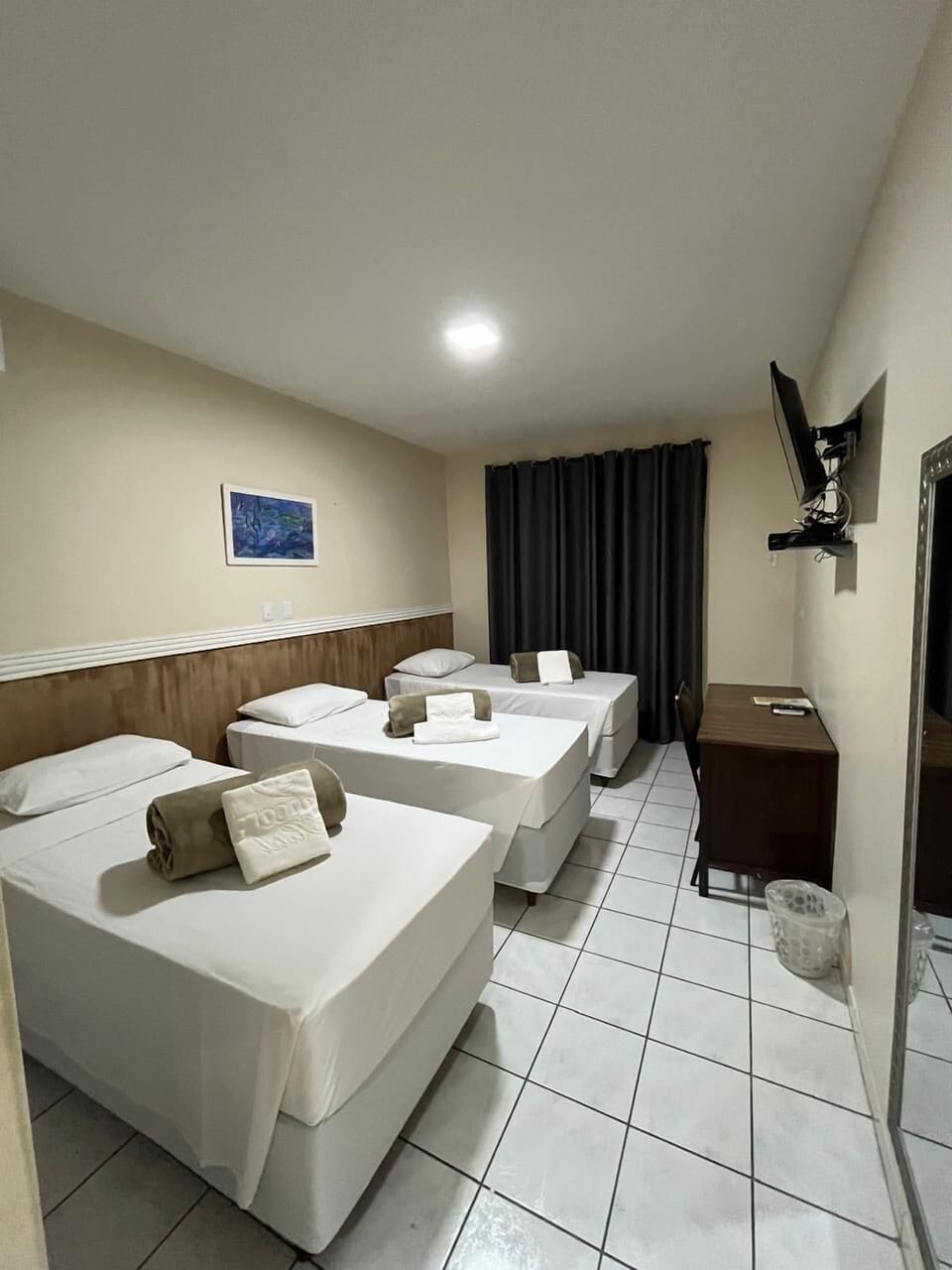 Executive Triple Room, 1 Bedroom | Minibar, desk, free WiFi, bed sheets