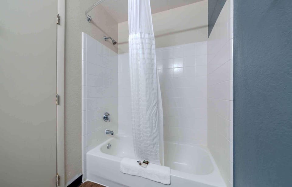 Combined shower/tub, free toiletries, hair dryer, towels