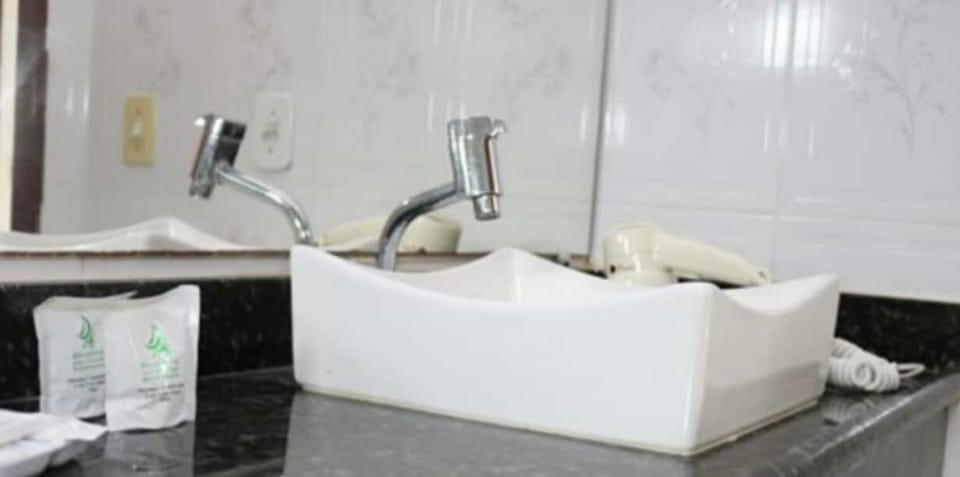 Luxury Room | Bathroom | Shower, free toiletries, towels