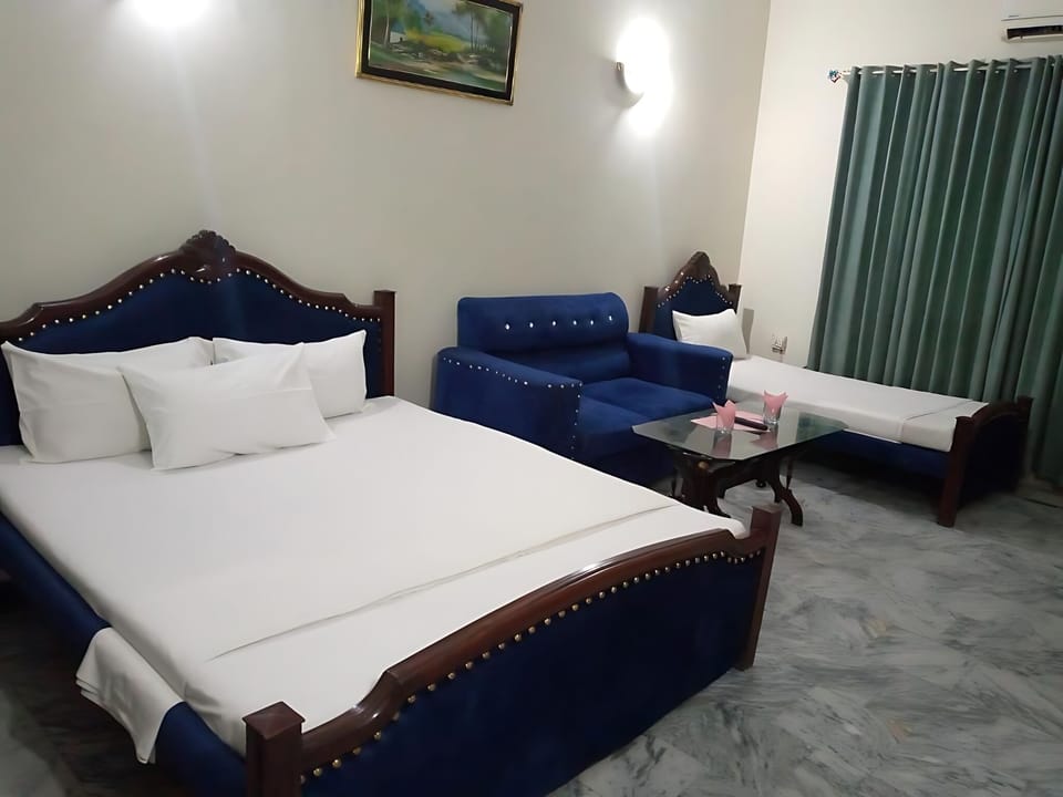 Triple Room | Desk, free WiFi