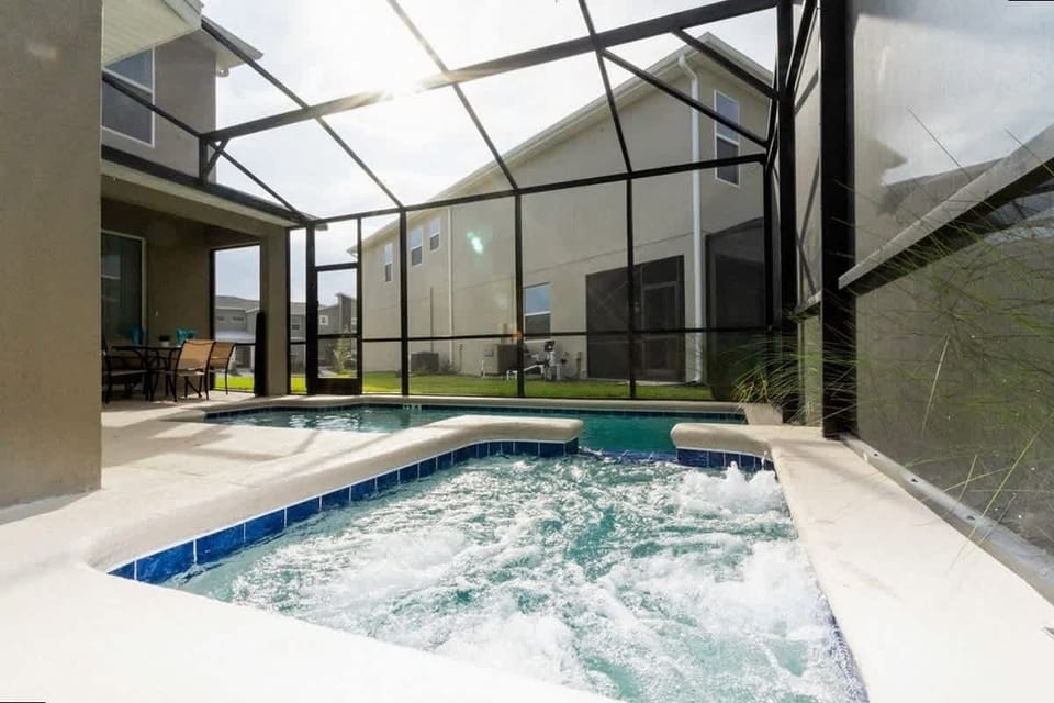 House | 5 bedrooms, high-speed internet
