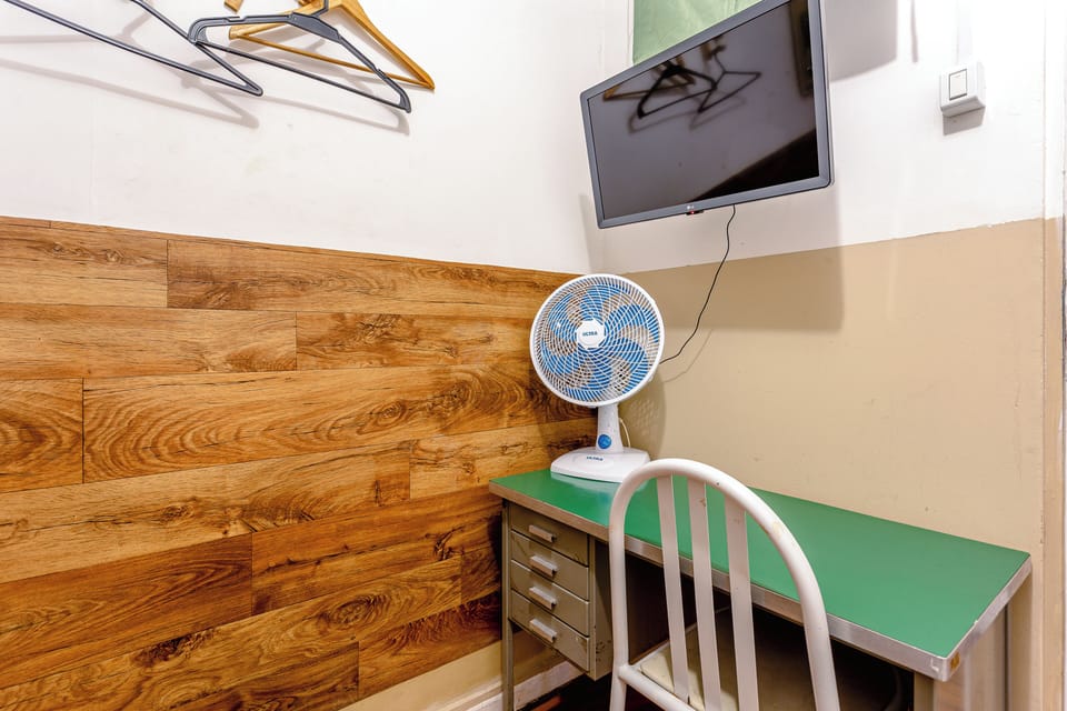 Quarto individual com banheiro compartilhado  | Iron/ironing board (on request), WiFi (free), bed sheets