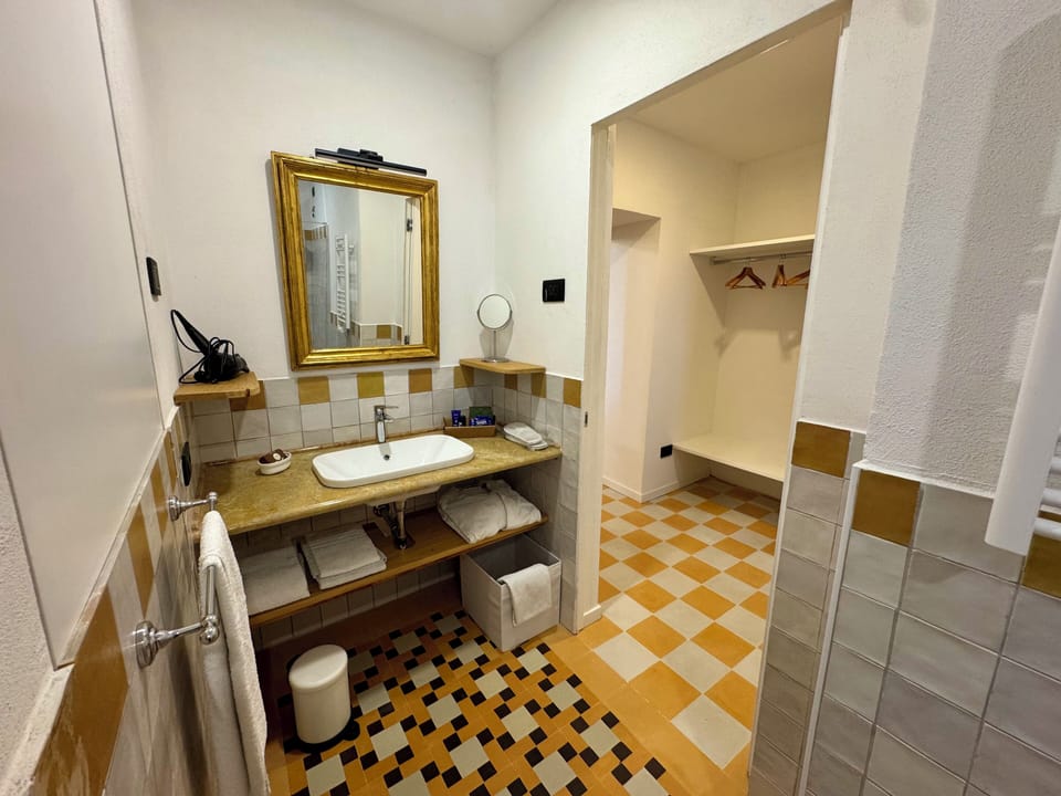 Deluxe Suite, Private Bathroom, Garden View | Bathroom | Shower, rainfall showerhead, hair dryer, slippers