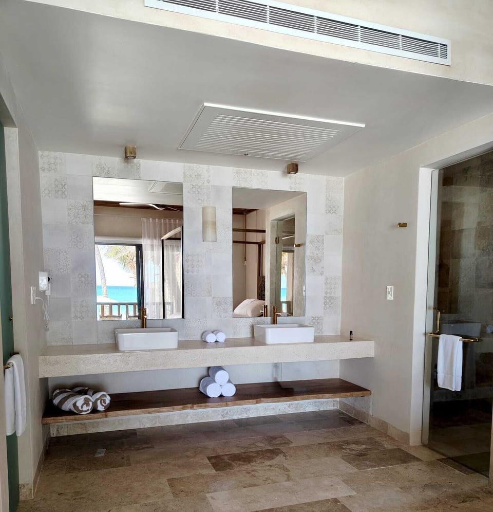 Suite Mar, Private Jacuzzi, Frontal Ocean View & Infinity Pool | Egyptian cotton sheets, premium bedding, down comforters, minibar