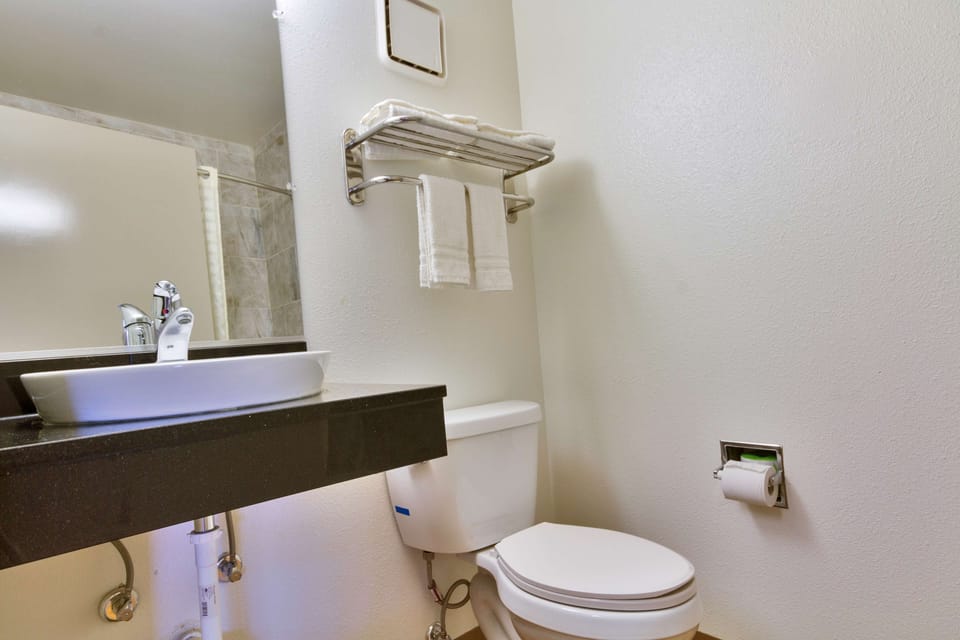 Hydromassage showerhead, free toiletries, towels, soap