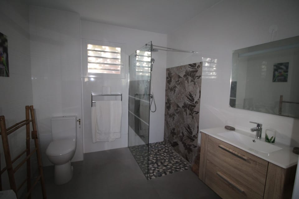 Grand Villa, 3 Bedrooms, Mountain View (Les Saintes) | Bathroom | Hair dryer, soap, toilet paper