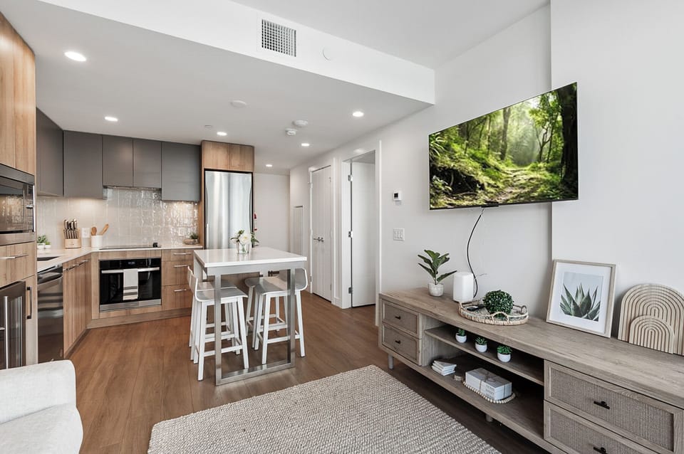 Deluxe Condo, 2 Bedrooms, Lake View, Lakeside | Blackout drapes, iron/ironing board, WiFi (free)