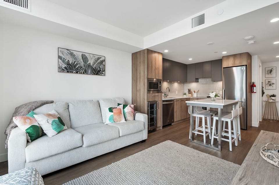 Deluxe Condo, 2 Bedrooms, Lake View, Lakeside | Dining room