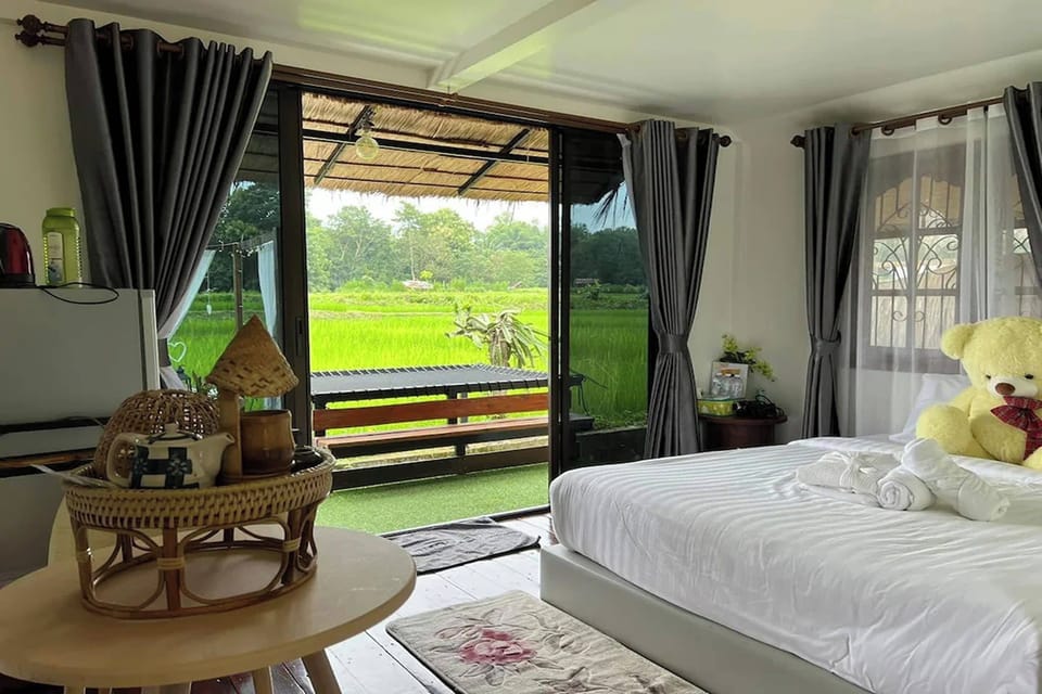 Baan Song A | Desk, WiFi (free), bed sheets