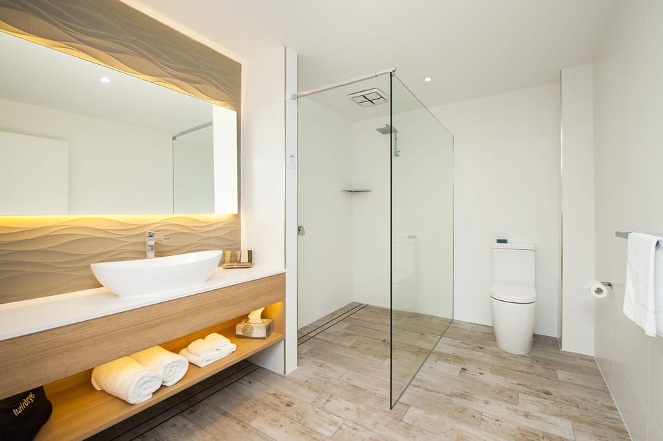 Superior Studio, 1 King Bed, Ground Floor | Bathroom | Shower, rainfall showerhead, designer toiletries, hair dryer