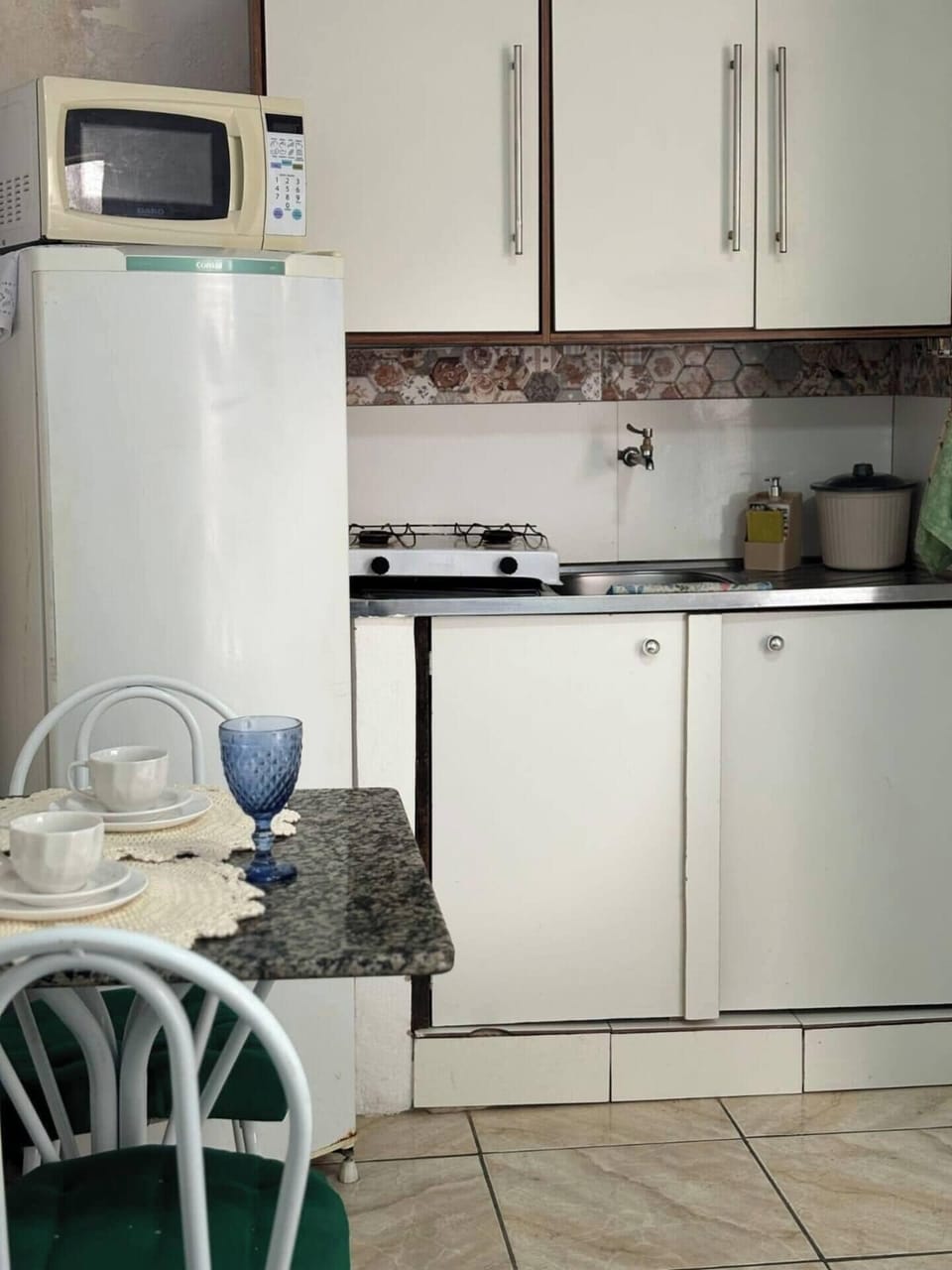 Standard Room | Shared kitchen | Full-size fridge, microwave, cookware/dishes/utensils