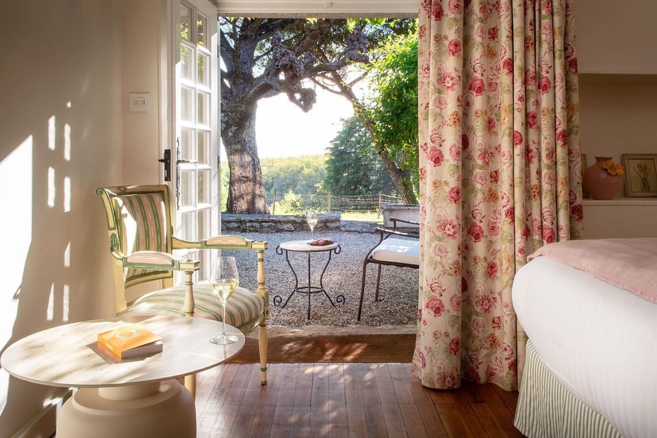 Traditional Double Room | Minibar, individually decorated, individually furnished, desk
