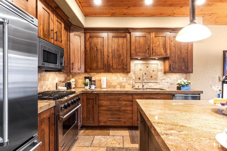 Townhome, 3 Bedrooms (Hot Tub, Ground Floor, (BCT-501)) | Private kitchen | Fridge, microwave, oven, coffee/tea maker