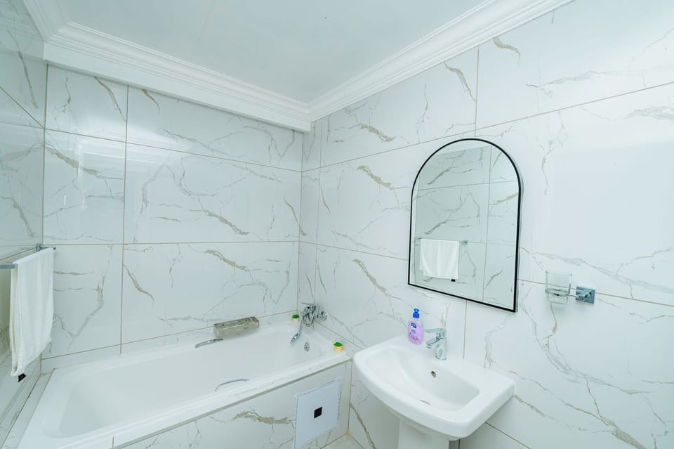 Deluxe Room, Garden View | Bathroom | Towels, soap, shampoo, toilet paper