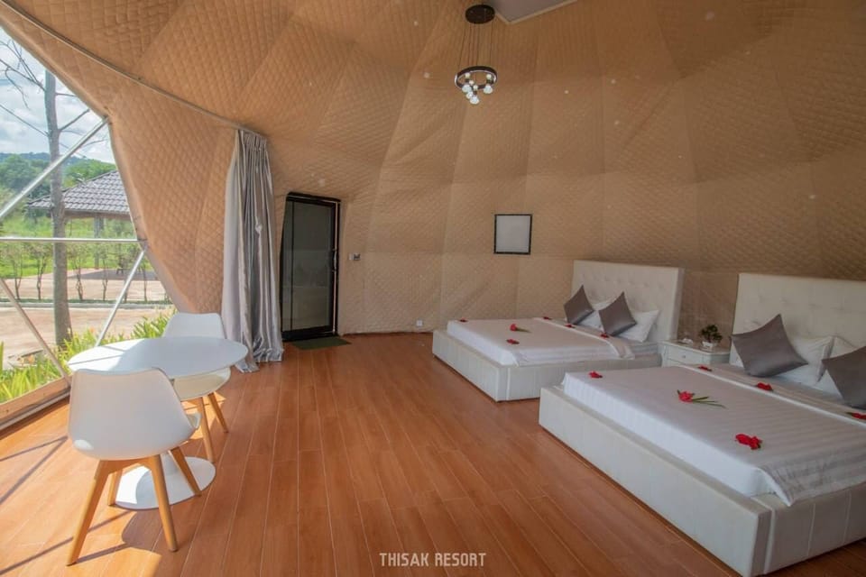 Deluxe Twin Room | Premium bedding, in-room safe, desk, laptop workspace