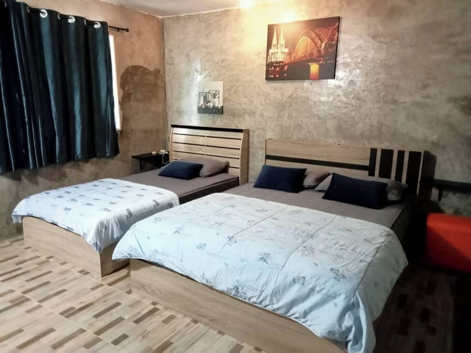 Triple Room | Desk, free WiFi, bed sheets
