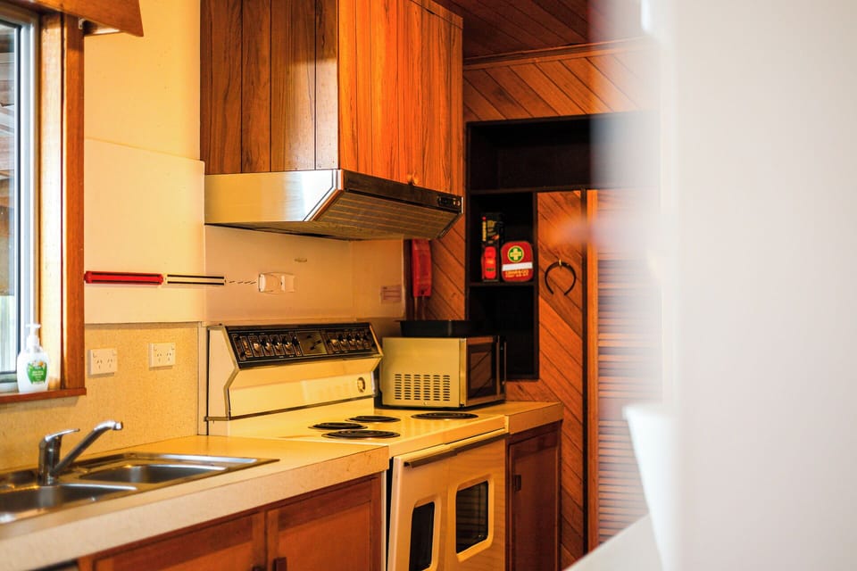 Deluxe Townhome, Garden View | Private kitchen