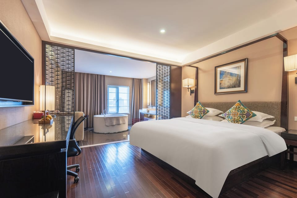 SSAW Concept King Room | Down comforters, in-room safe, laptop workspace, soundproofing