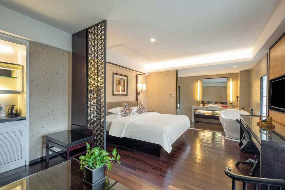 Executive King Room | Down comforters, in-room safe, laptop workspace, soundproofing
