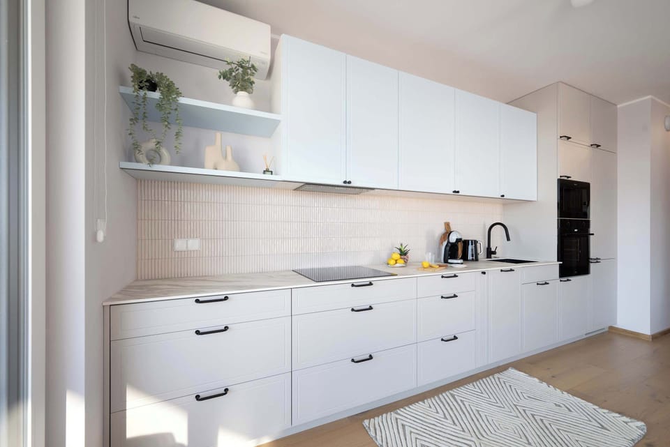 Exclusive Apartment, 2 Bedrooms, Balcony, Sea View | Private kitchenette | Electric kettle