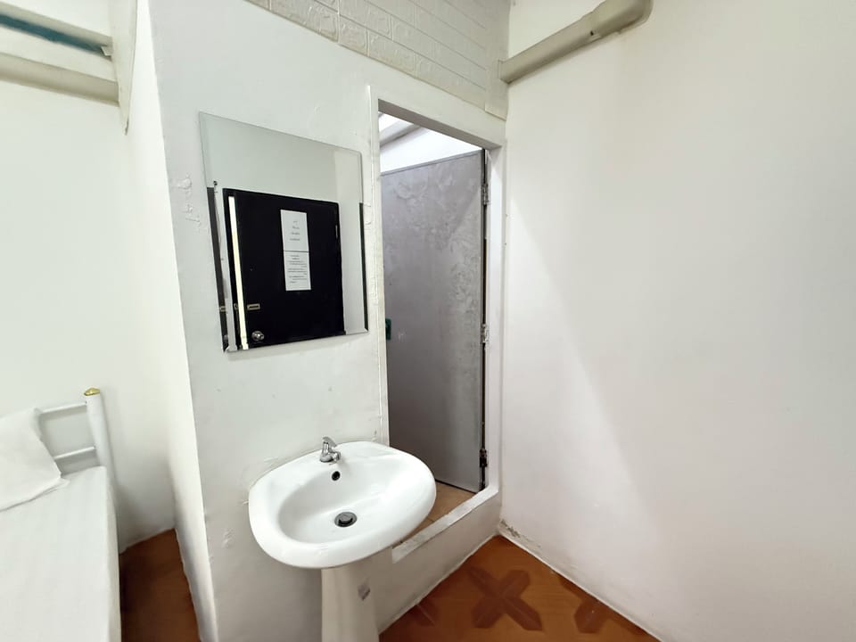 Standard Room | Bathroom | Shower, free toiletries, towels