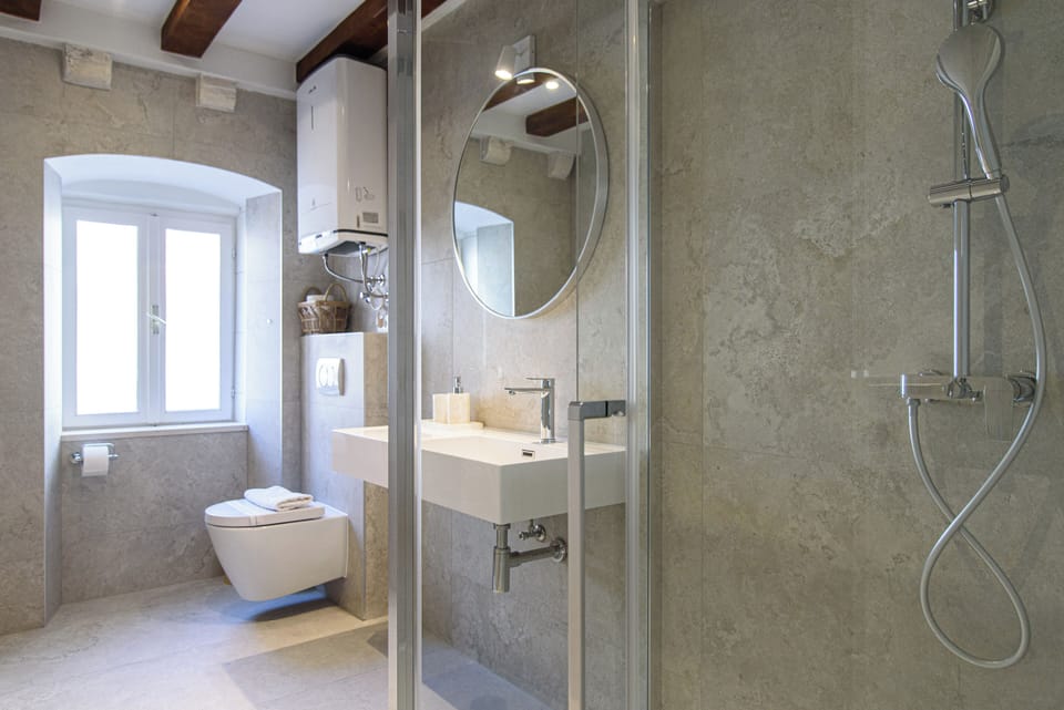 Superior Double Room, 1 Queen Bed | Bathroom | Free toiletries, hair dryer, towels, toilet paper