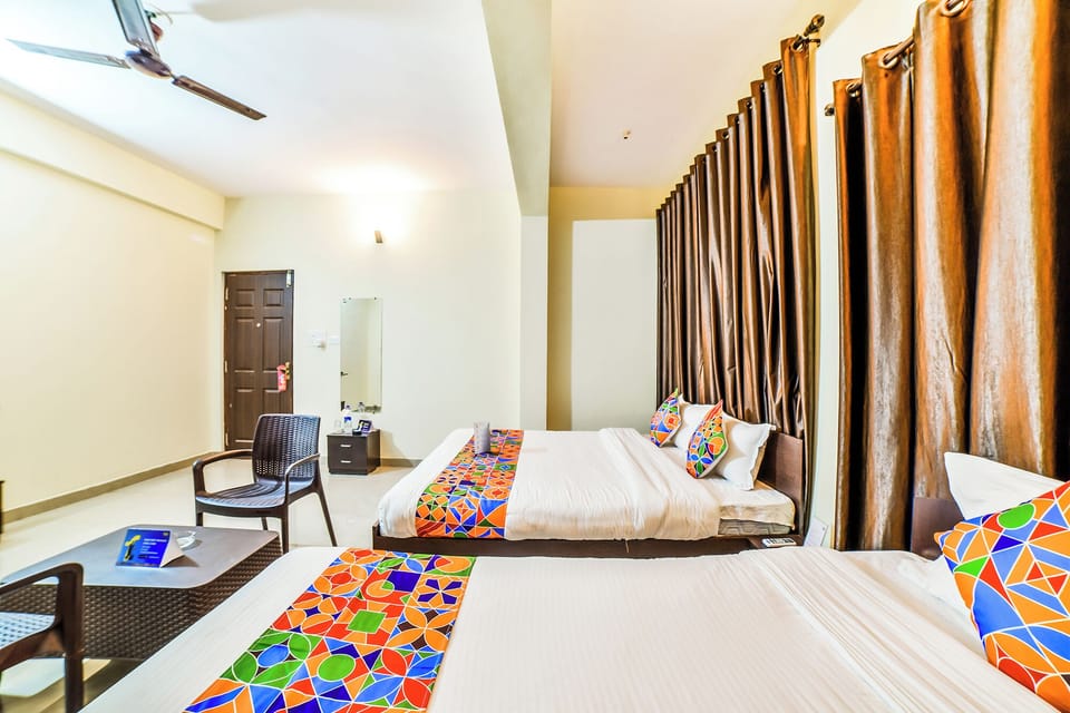 Family Room | Desk, laptop workspace, free WiFi