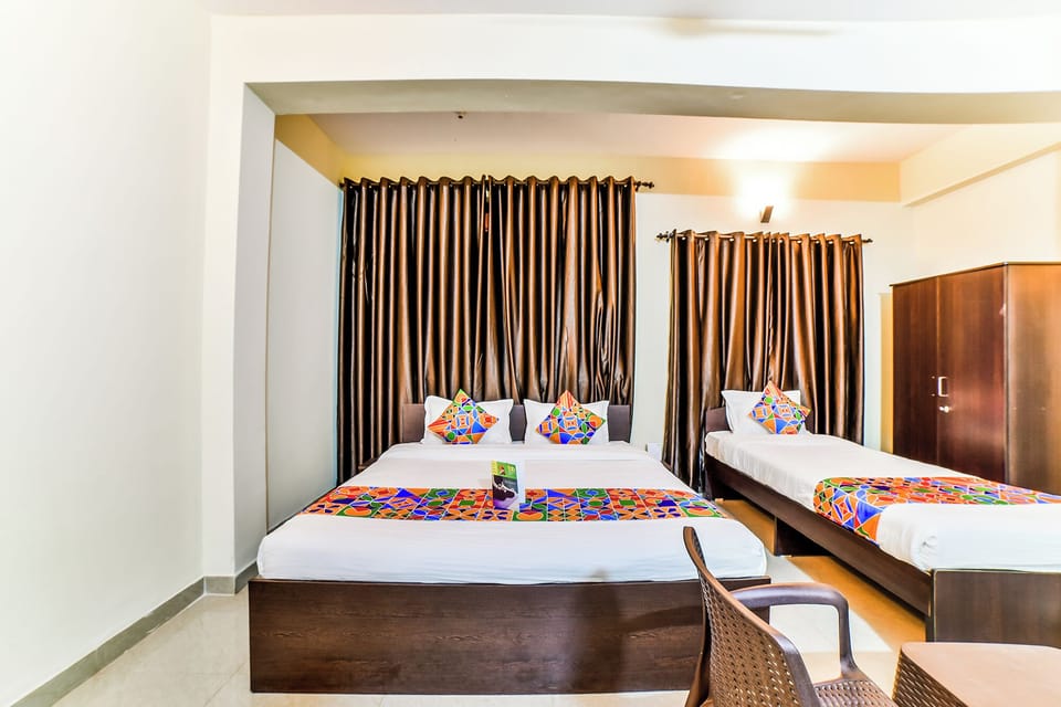 Family Room | Desk, laptop workspace, free WiFi