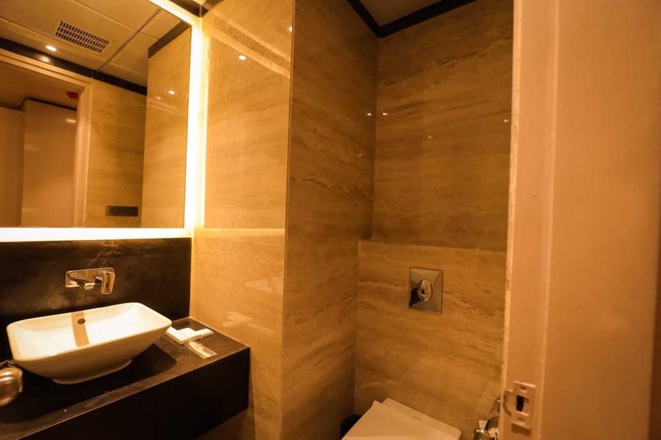 Executive Room | Bathroom | Shower, free toiletries, towels, soap