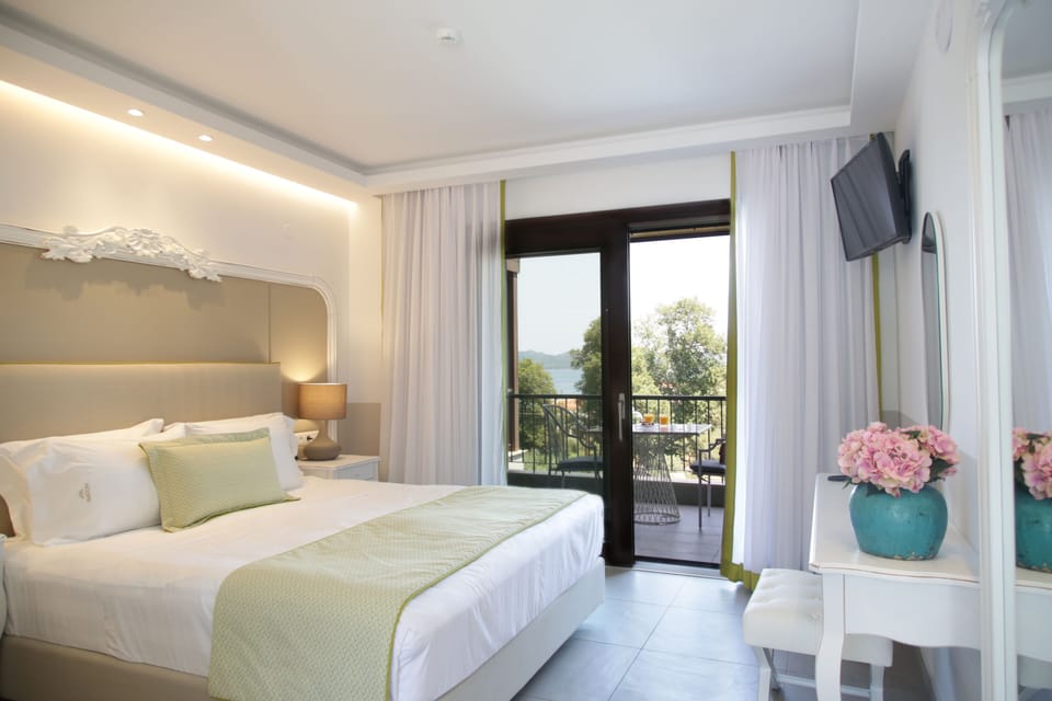 Deluxe Room with Sea View | Premium bedding, pillowtop beds, minibar, in-room safe