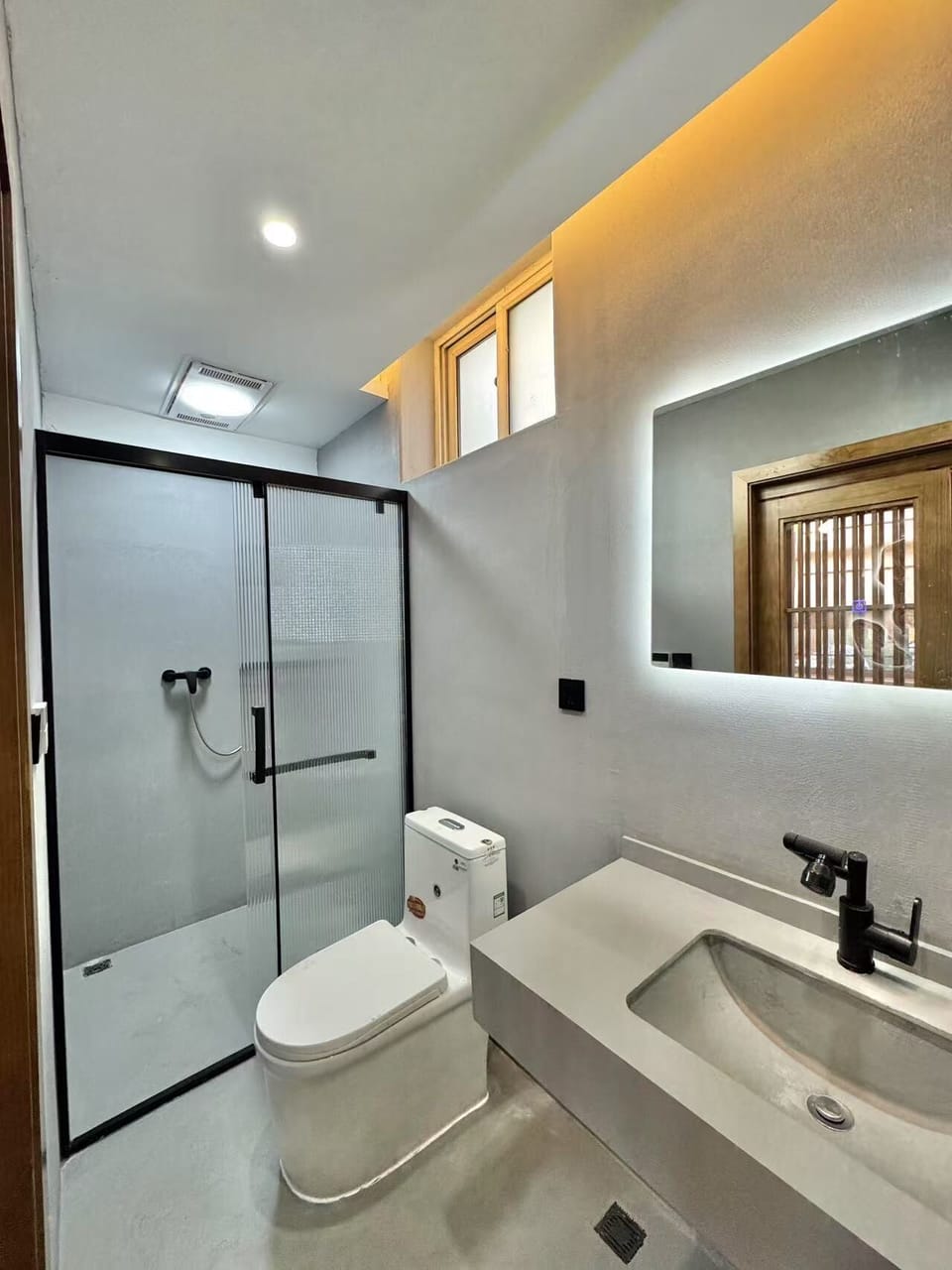 Classic Double or Twin Room | Bathroom | Bathtub, free toiletries, hair dryer, towels