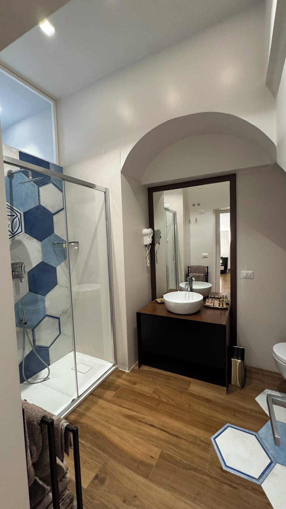 Junior Suite, 1 King Bed with Sofa bed, Non Smoking, Housekeeping | Bathroom | Bathrobes, slippers