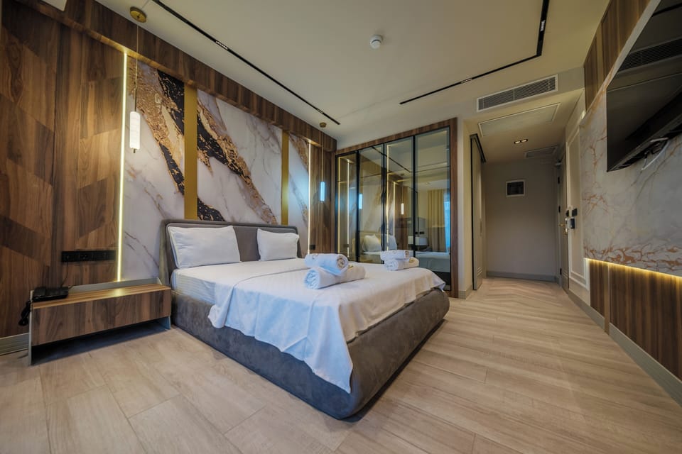 Classic Double Room, Balcony, City View | Egyptian cotton sheets, premium bedding, minibar, in-room safe