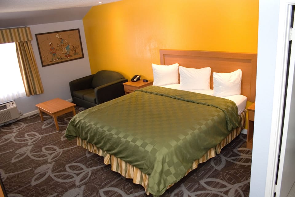 Standard Room, 1 King Bed | Desk, iron/ironing board, free WiFi, bed sheets