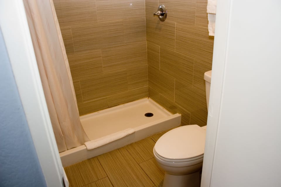 Standard Room, 1 Queen Bed | Bathroom shower